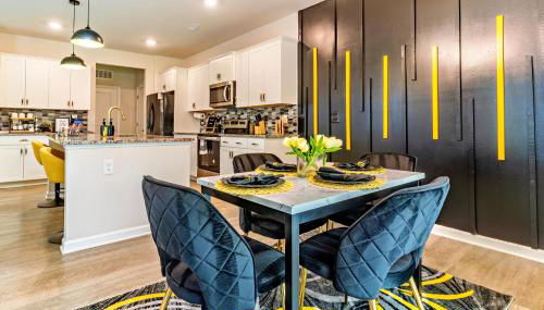 Special Deal! Raleigh Luxe Family Retreat, 15 Min to Downtown, Kids Gear, Fast WiFi for WFH, EV & Pet Friendly - Foto 5