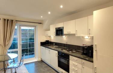 SIX at Wooburn Green Cosy Retreat with Balcony near LEGOLAND Lapland UK and Windsor - Foto 1