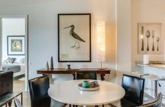 Designer 3BR with Balcony & Elevator on Clark! apts - Photo 4