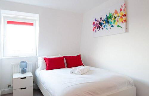 Caribou Suite-Bright & Spacious 2-Bed, Gated Parking, Close to City & Hospital - Foto 1