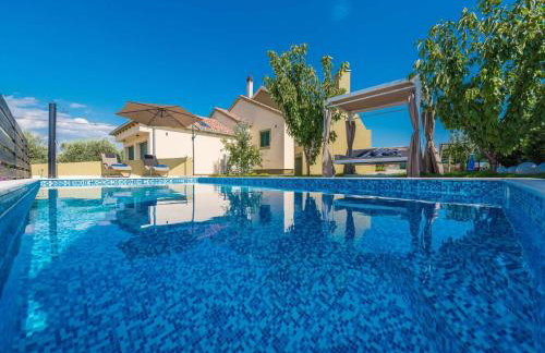 Villa Field Hill with Swimming Pool and Tennis Court - Foto 1