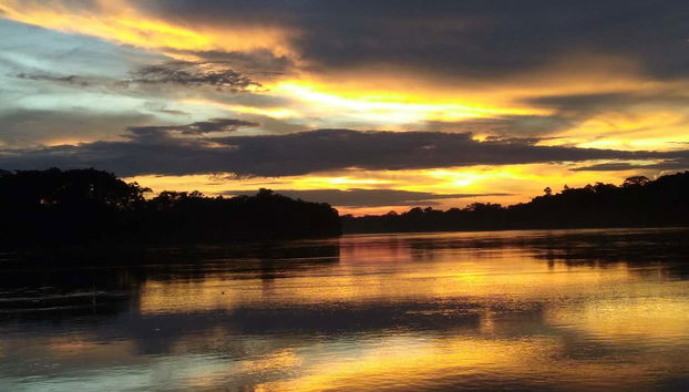 Coucher de soleil sur la rivière Tambopata