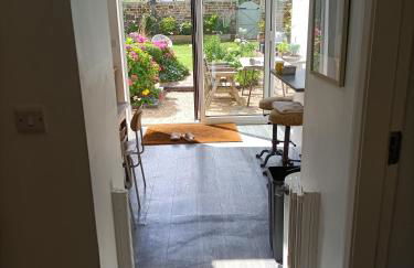 Cybil's Retreat - Renovated 2 bedroom house with enclosed garden - Photo 11