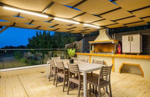 Chris and Stratos villa with private ecologic pool and kid's playground! - Foto 9