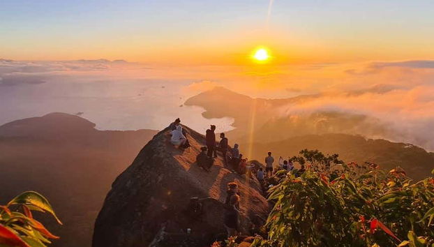 Grupo desfrutando do nascer do sol