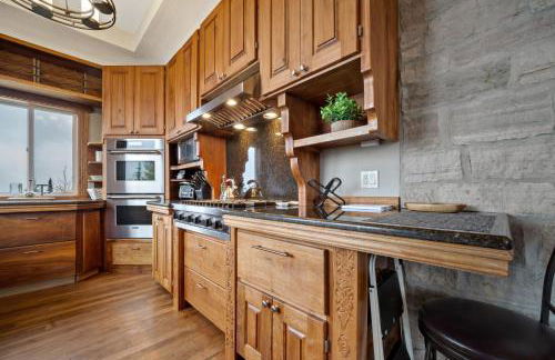 Ski-In Ski-Out Schweitzer Winter Chalet with Hot Tub - Foto 17