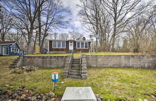 Lakefront 1930s Log Cabin with Dock and Fire Pit! - Foto 24