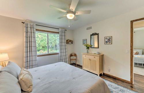 Airy Cottage Close to Rock Lake with Fire Pit! - Foto 11