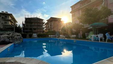 L' Antico Scoglio Appartamenti comfort Nocera Terinese Scalo - 4,7 e 11 Ospiti - Navetta Aeroporto-Stazione & Multi-Destinazioni - Piscina - Spiaggia a 300mt - Giardino e Zona pranzo all'aperto - WiFi & SmartTV - Aria Condizionata - Foto 4, sunbed