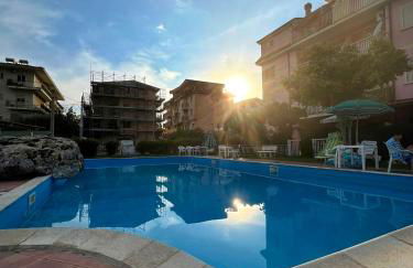 L' Antico Scoglio Appartamenti comfort Nocera Terinese Scalo - 4,7 e 11 Ospiti - Navetta Aeroporto-Stazione & Multi-Destinazioni - Piscina - Spiaggia a 300mt - Giardino e Zona pranzo all'aperto - WiFi & SmartTV - Aria Condizionata - Foto 4