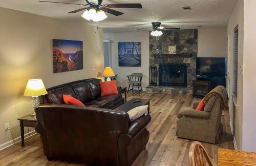 Creekfront Cabin Near Chattanooga with Hot Tub! - Foto 3