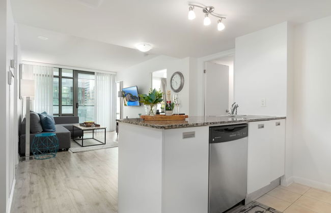 Modern Condo in Financial District - Photo 19