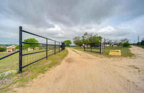 Center Point Countryside Cottage with Deck, Grill! - Photo 29