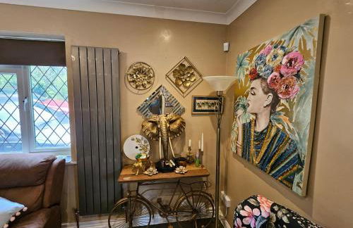 Stunning 4 bed house with huge garden and parking - Foto 9