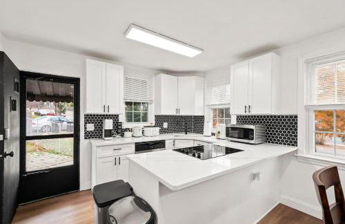 1 min to DC 8 beds sleeps 16 with yard and parking - Foto 34