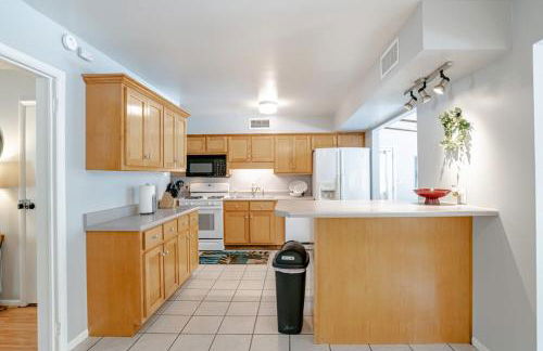 Private Pool & Yard Mins to Dining & University - Foto 7