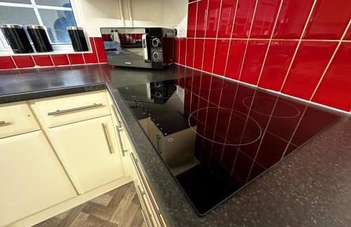 Kennedy Villa - 5 Bedroom House with Hot Tub, WiFi, Free parkings, Close to Bicester Village - Foto 30