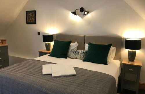 Listed One bedroom thatched cottage with garden - Photo 20