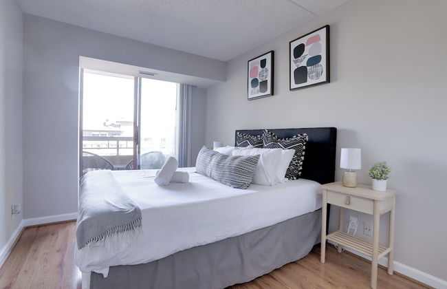 Modern Pentagon City Retreat - Photo 17