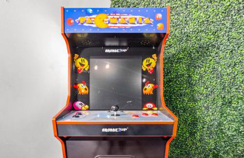 Game Room and Huge Yard with Fire Pit Yard Games and BBQ Near UE and Downtown - Foto 39