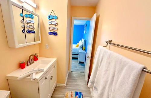 Stylish 2BR Condo Near Beach, Large Pool & Patio, Pet Friendly - Foto 29