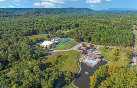 Cabin w hot tub & fire pit at The Woods Resort - Foto 32