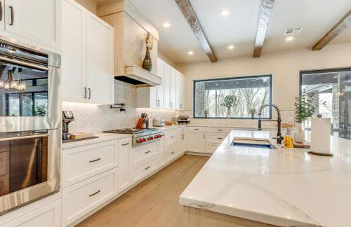 Game Room and Hot Tub! Lakefront Monkey Island Haven - Foto 10