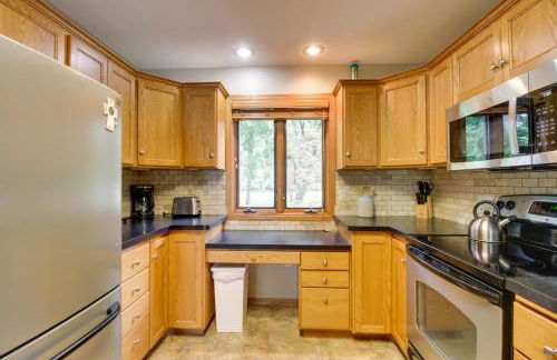 Sandy Beach Family Getaway with Fire Pit and Deck! - Foto 10