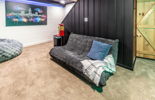 Family Retreat with Hot Tub, Game Room & Prime Location - Foto 59