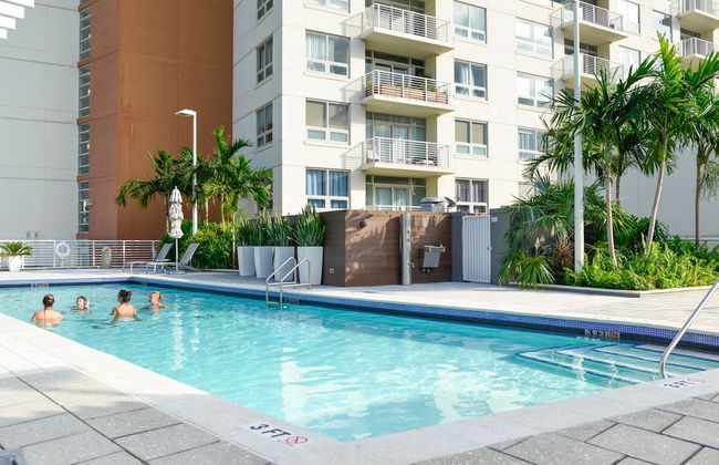 Lovely Condo|Pool & Parking at Midblock - Foto 23