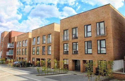 Prime Location - 4 Bedroom 3 Bathroom House - Sleeps up to 8 - Free Parking, Fast Wifi, Balcony, Smart TV and Private Garden by Yoko Property - Foto 26