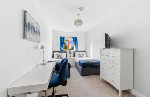 Loughton House - Central Location - Driveway Parking, Self-Check-In, Garden, Super-Fast Wifi and Smart TVs by Yoko Property - Foto 7
