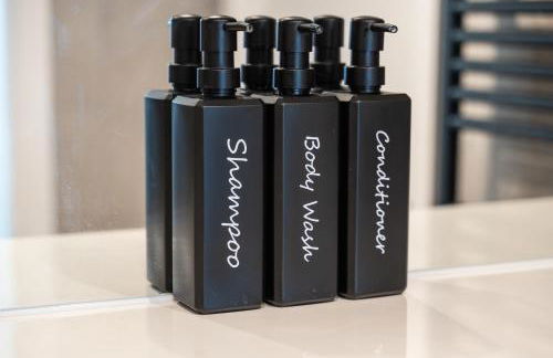 Luxury 2 Bed Apartment, with a balcony city & canal view in Manchester City Centre! - Foto 24