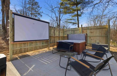 NEW! BEAR Necessities tiny home, outdoor theater! - Foto 7