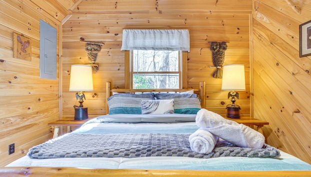 Quaint Dahlonega Cabin w/ Cavenders Creek Access - Photo 2, Room