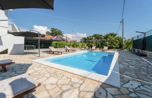 Four-Bedroom Holiday Home In Islam Latinski - Photo 8