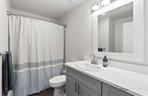 King Bed - J and K on Main Luxury Apartment 306 - Foto 18