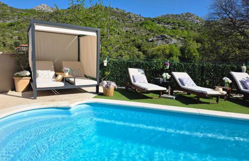 Villa Ivona with swimming pool and jacuzzi - Photo 1