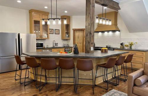 Secluded with Hot tub, Pool table, Arcade, Fishing andTheater Room - Photo 42