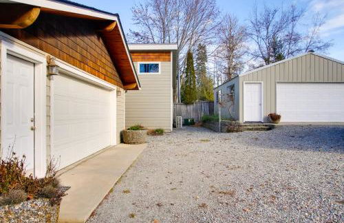 Charming Lakefront Cabin with Deck and Fire Pit! - Foto 21