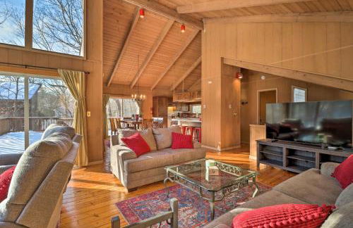 Fire Pit and Grill Lakefront Poconos Cottage! - Foto 1