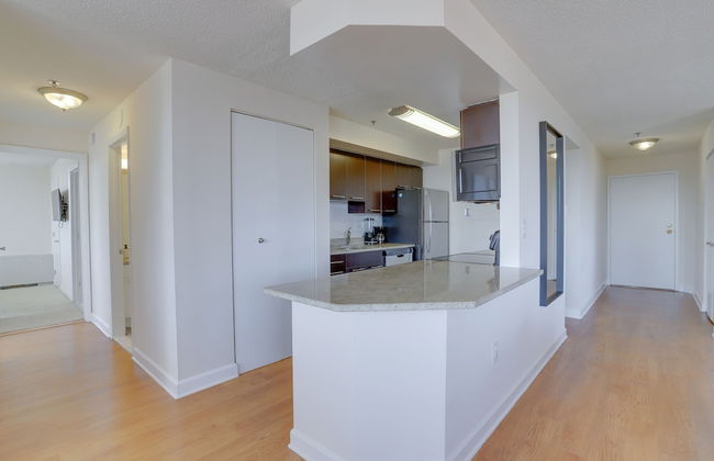 Gorgeous Apt with Rooftop City View - Photo 27