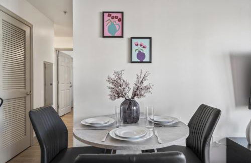 Bright Uptown Bliss - Free Parking, Walkable, Views - Foto 11