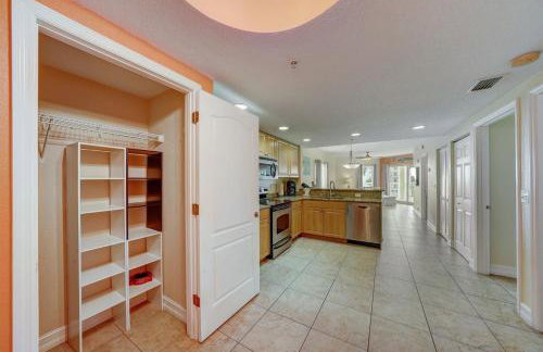 Spacious 2BR Oasis Steps to Treasure Island Beach - Foto 31