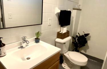 New! Cozy 4-bedroom w/ free parking. Dogs welcome! - Foto 21