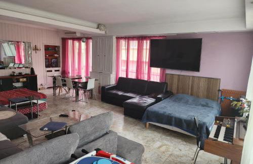 Big apart 140m2 5min walk to beach sea &Promenade 3 double rooms,big living room 42m2, 3 showers,9 beds, free parking - Photo 2