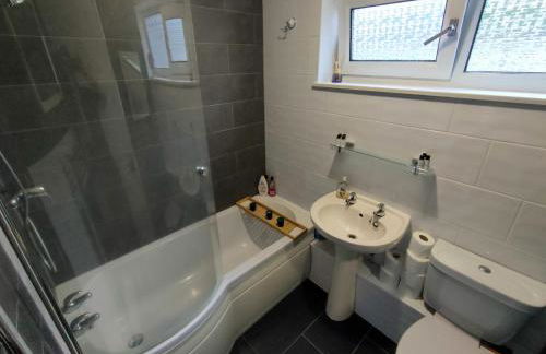 Cozy Four-Bedroom Home with Hot Tub, Garden, CONTRACTORS WELCOME - Close to Shops, Restaurants, Hospital and Park - Photo 33