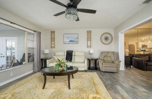 Hook, Line and Leisure Lakefront Gem with Porch! - Foto 7