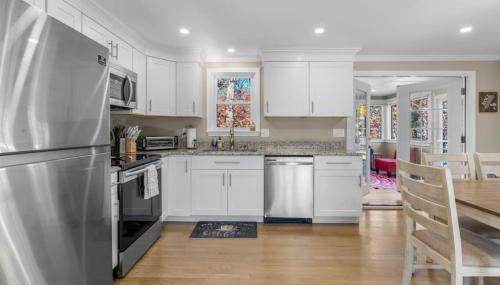 Cozy Spacious Home Walk to the Beach and 1 Mile to Downtown Hyannis - Foto 5