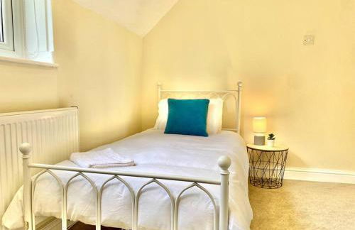 EasyRest - Spacious Detached House - 10 Beds - 5 Bedrooms - 4 Bathrooms - Secure Parking 5 Vehicles - Excellent Road Links - Perfect for Contractors & Large Groups - Foto 37